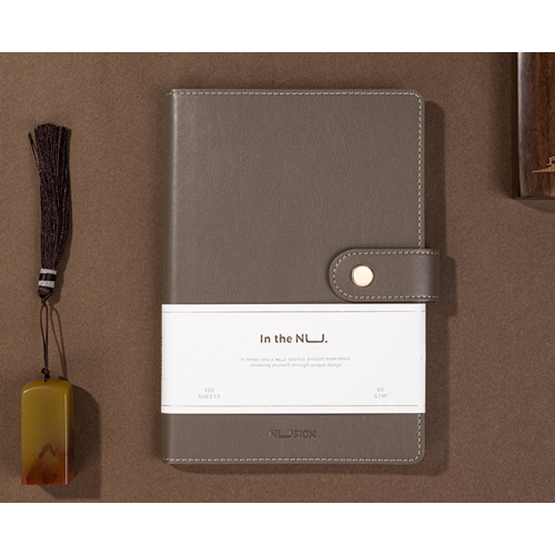 Бележник с копче Deli Nusign NS299, А5, 120 л., линиран шамоа офсет 80 г, корица ECO кожа, кафяв — Joya.bg 1