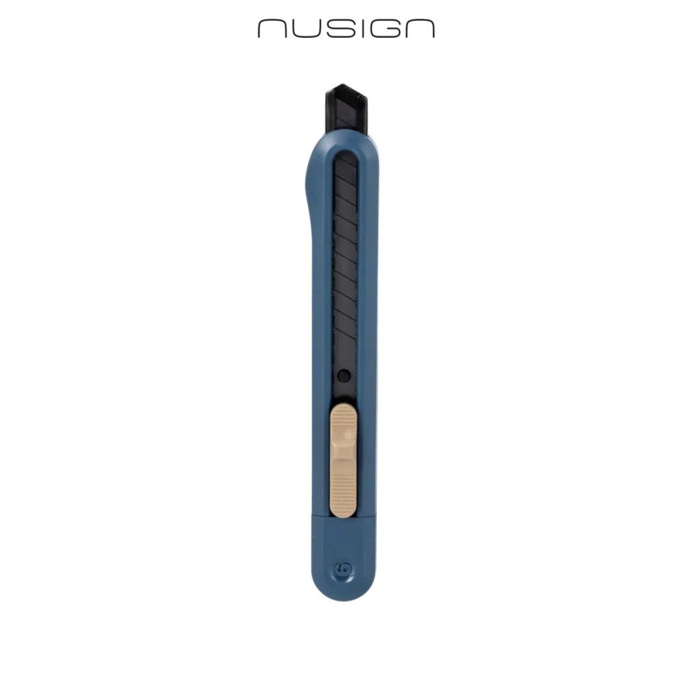 Макетен нож Nusign Classic ENS063, SK5, 196х56х24 мм, черно острие 9 мм, метален водач, син Макетен нож Nusign Classic ENS063, SK5, 196х56х24 мм, черно острие 9 мм, метален водач, син